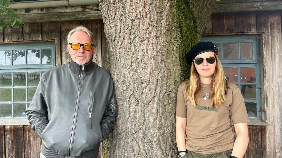 Dietmar Wischmeyer und Tina Voß lehnen an einem Baum
