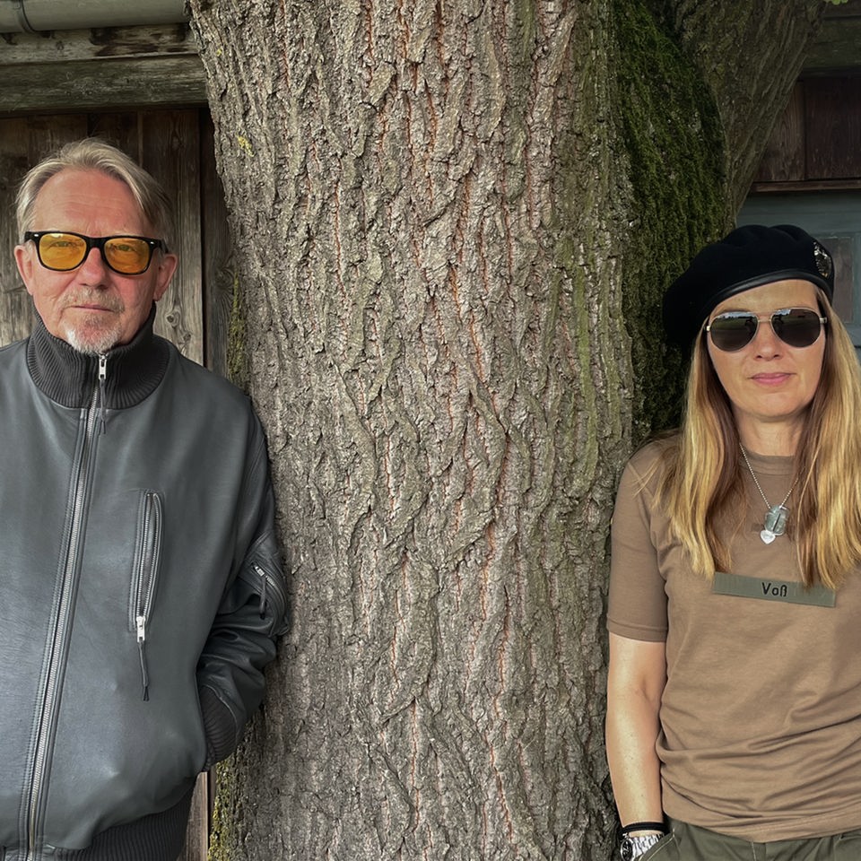 Dietmar Wischmeyer und Tina Voß lehnen an einem Baum