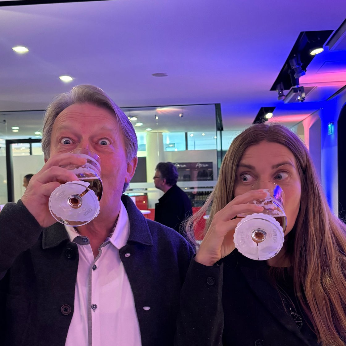 Dietmar Wischmeyer  und Tina Voß trinken Bier
