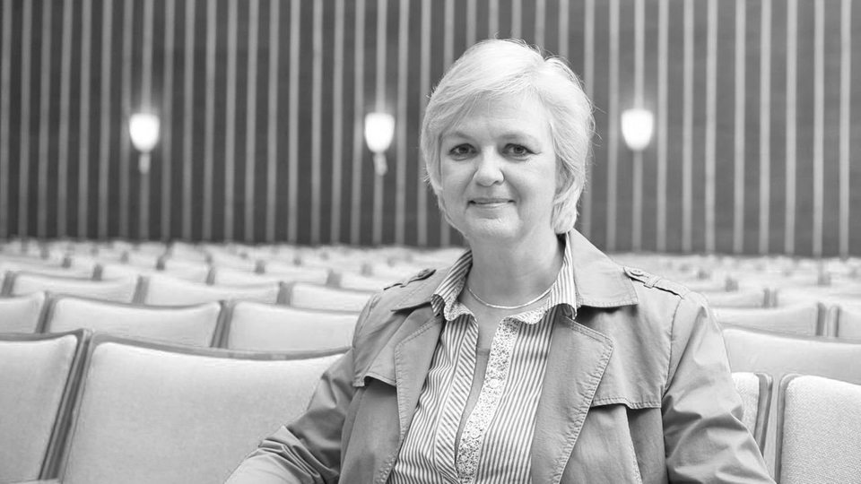 Renate Wolter-Seevers sitzt auf einem Zuschauerplatz im Sendesaal Bremen