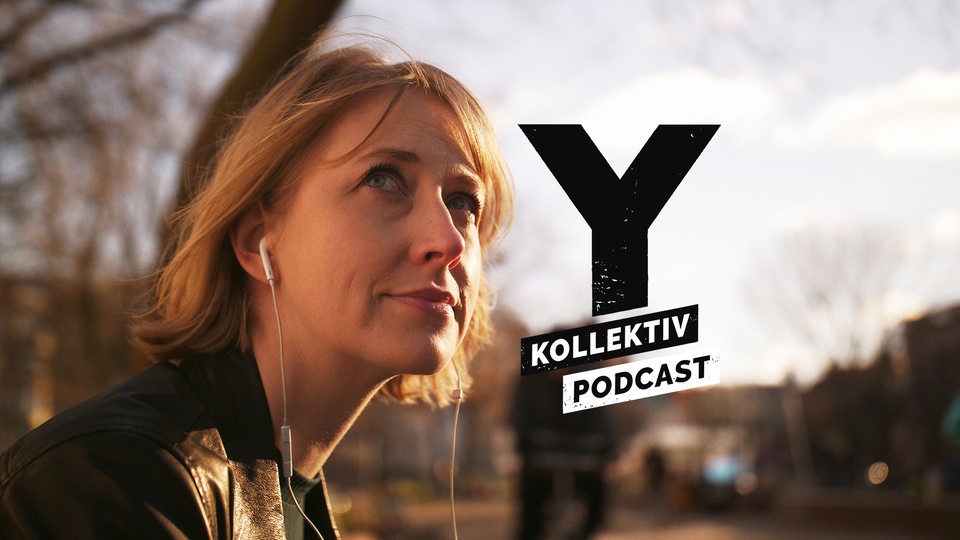 Y-Kollektiv Podcast, eine junge Frau mit Kopfhörern