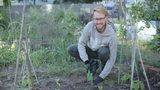 Yannik Stern arbeitet im Garten
