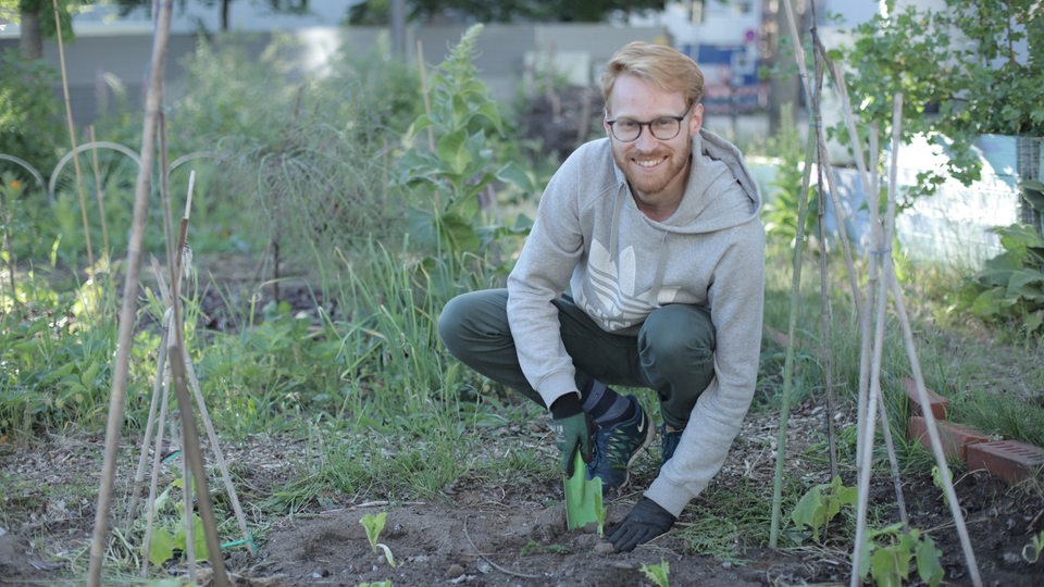 Yannik Stern arbeitet im Garten