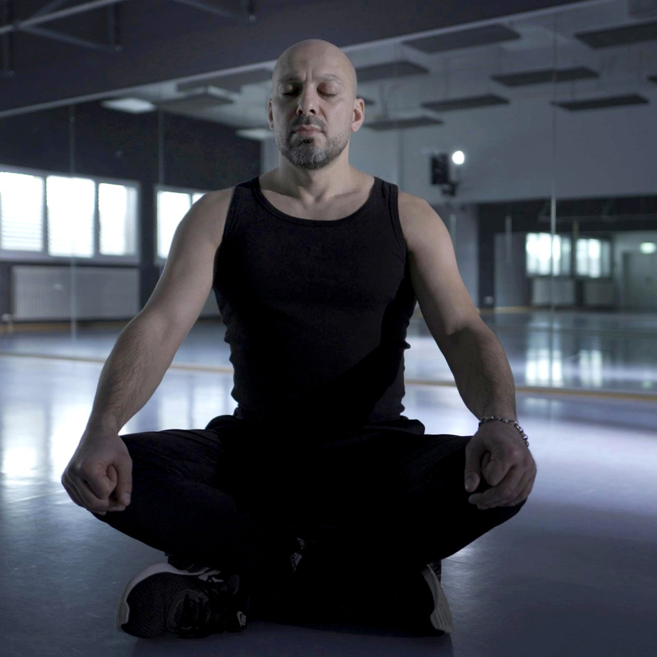 Yasin Seiwasser meditiert in der Dokumentation "Atmen - Breathe Your Life"