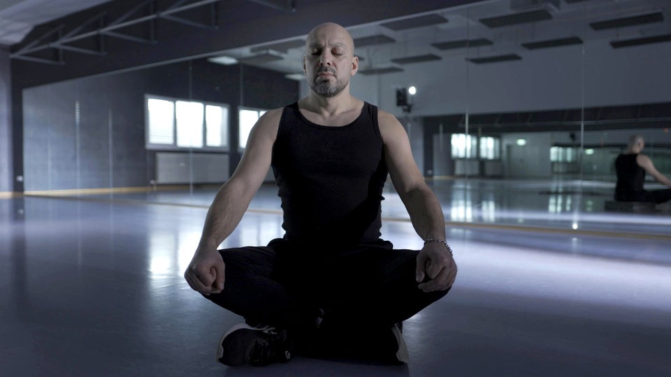 Yasin Seiwasser meditiert in der Dokumentation "Atmen - Breathe Your Life"