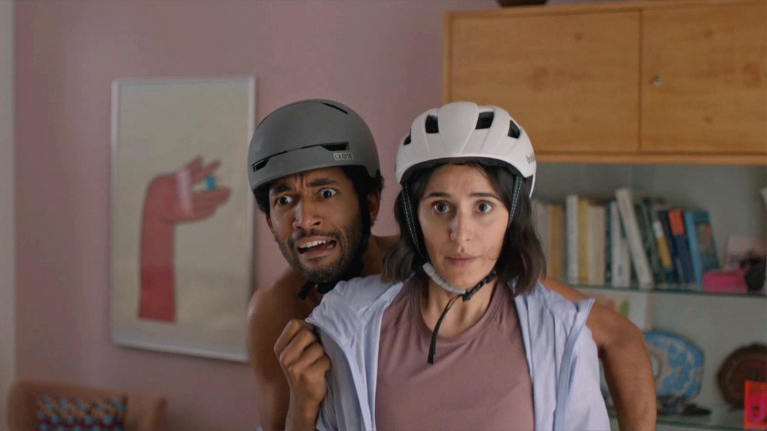 Mari (Maryam Zaree) und Theo (Benito Bause) mit Helmen