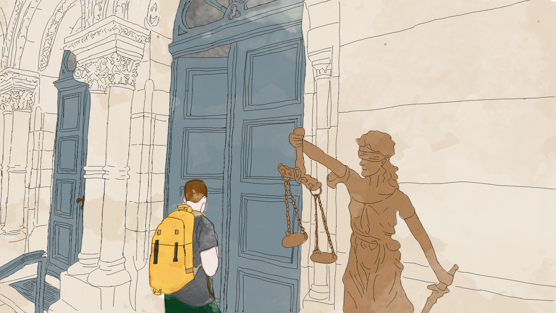 Mann steht vor einer Tür, daneben Statue der Justizia.