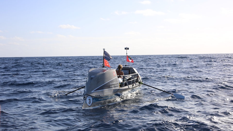 Gabi Schenkel rudert in ihrem Boot über den Atlantik