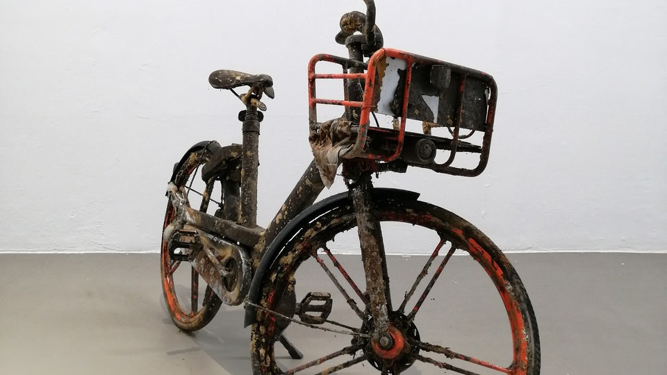 Installation von Aram Bartholl "Unlock Life" (altes Fahrrad)