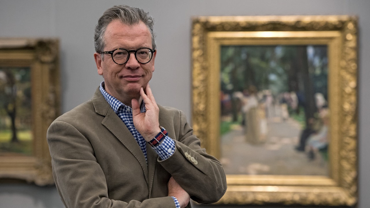 Kunsthallen-Direktor Christoph Grunenberg steht vor historischen Gemälden (Archivbild)