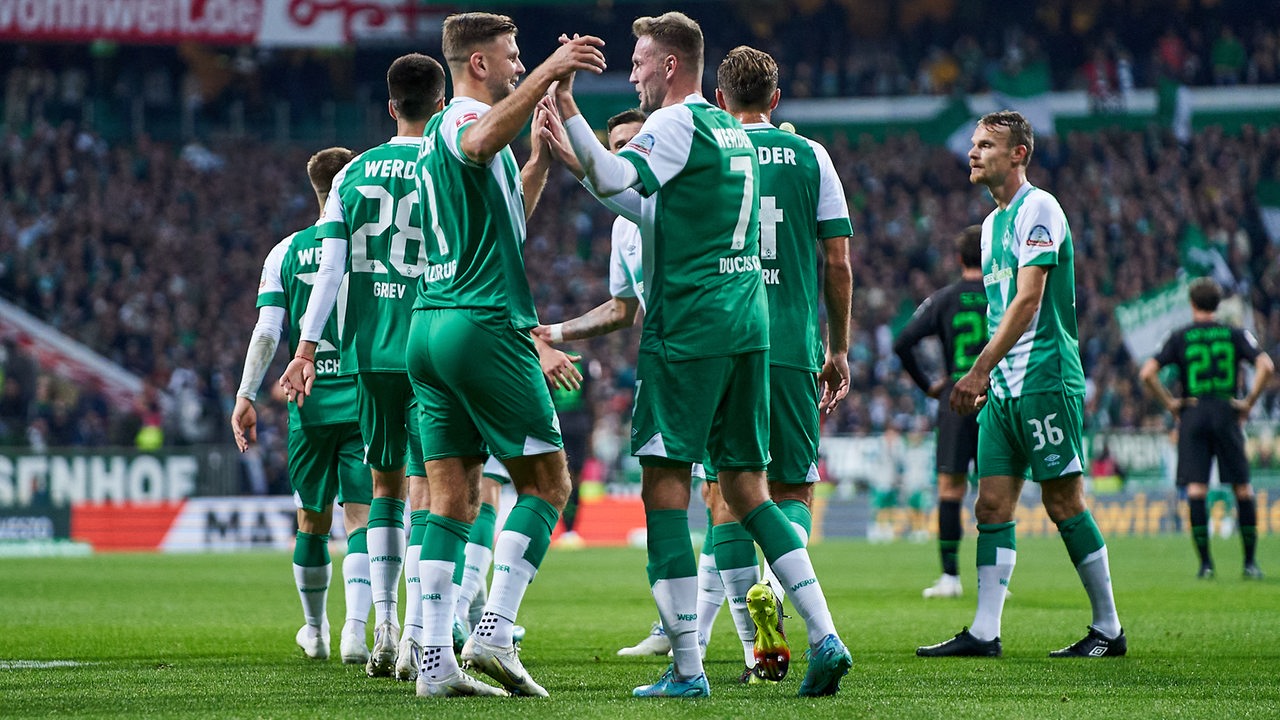 Die Werder-Stürmer Niclas Füllkrug und Marvin Ducksch bejubeln einen Treffer.