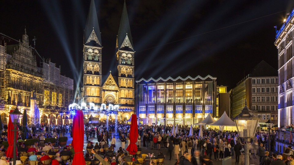 Der beleuchtete Marktplatz in Bremen während der Eröffnugsfeier