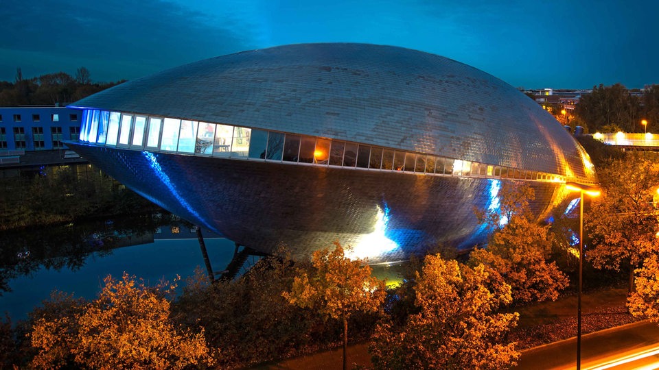 Das Universum Bremen bei Nacht